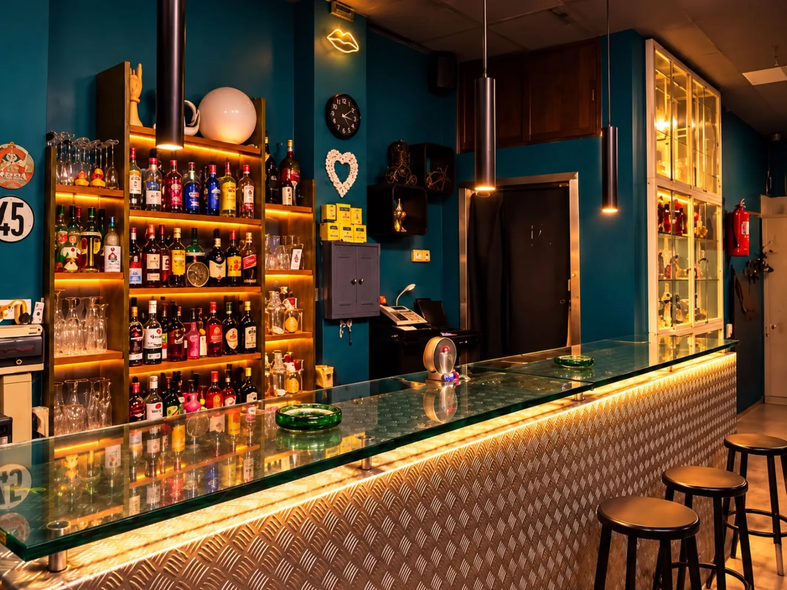 La barra de Tándem, iluminada en tonos azules y ámbar
